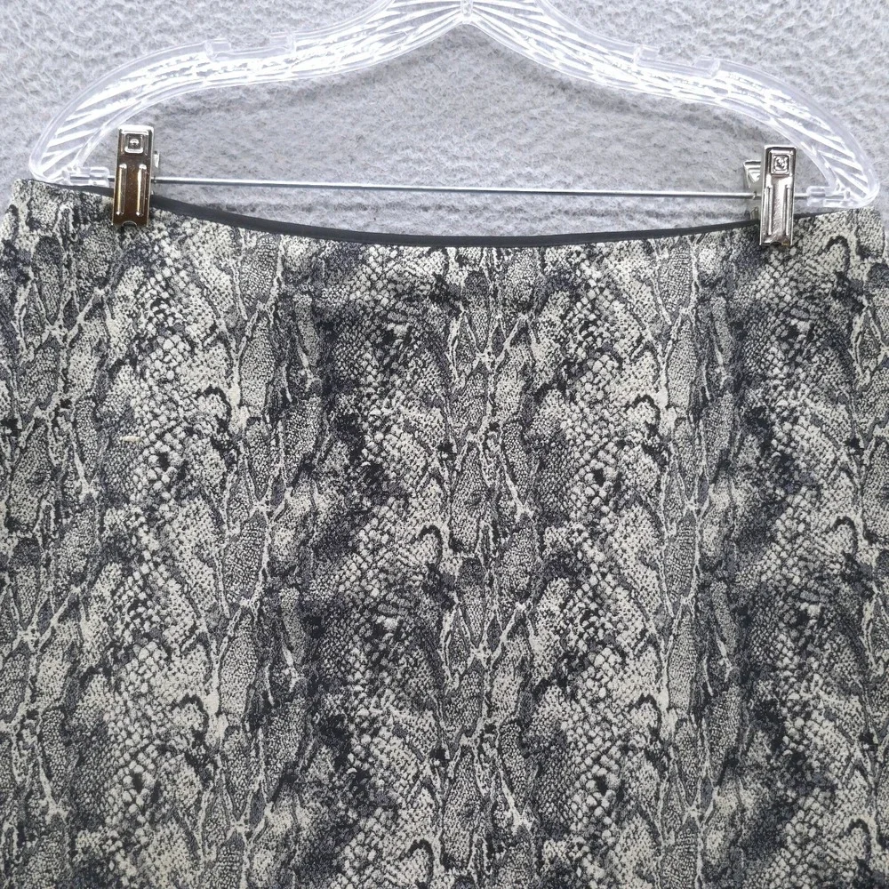 Talbots Womens Grey Snakeskin Print Pencil Skirt Size 12 Lined Back Vent VN4889